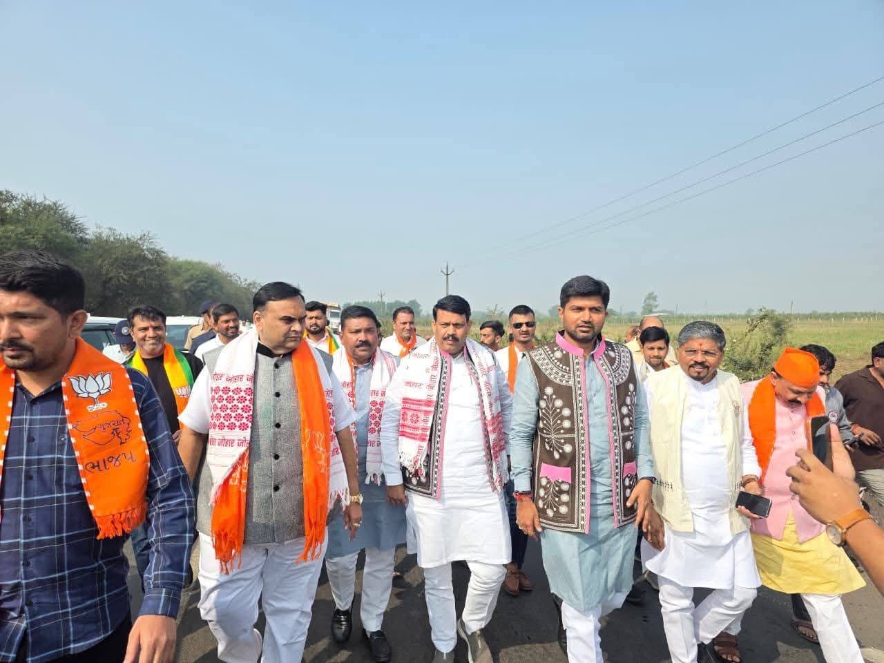 તા.૦૪-૦૧-૨૦૨૬ ના રોજ સુરત જીલ્લા ભારતીય જનતા પાર્ટી દ્વારા ગુજરાત પ્રદેશ ભારતીય જનતા પાર્ટીના મહામંત્રી અને દક્ષિણ ઝોન પ્રભારી શ્રી પ્રશાંતભાઈ કોરાટજી, ઉપપ્રમુખ શ્રીમતી ઝંખનાબેન પટેલજી, માંગરોળના ધારાસભ્ય શ્રી ગણપતસિંહ વસાવાજી જેમની ગુજરાત પ્રદેશ આદિજાતિ મોરચાના પ્રમુખ તરીકેની નિમણૂંક કરવામાં આવી છે તેઓનો સન્માન સમારોહ સુરત જીલ્લા ભારતીય જનતા પાર્ટી દ્વારા માંગરોળના મોસાલી ખાતે યોજાયો હતો.